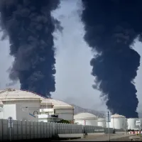 2026年3月14日、迎撃されたイラン製ドローンの残骸が直撃したアラブ首長国連邦(UAE)の石油施設。激しい炎と黒煙が上がっている。(写真/AP通信提供) 2026年3月14日、迎撃されたイラン製ドローンの残骸が直撃したアラブ首長国連邦(UAE)の石油施設。激しい炎と黒煙が上がっている。(写真/AP通信提供)