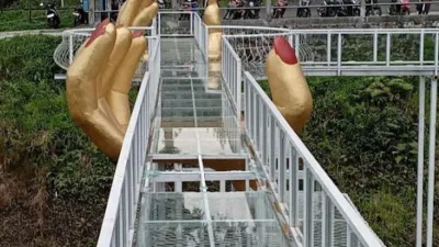 印尼爪哇省的著名景點「The Geong」玻璃橋橋面突然碎裂,造成遊客1死3傷。(圖/翻攝自X)