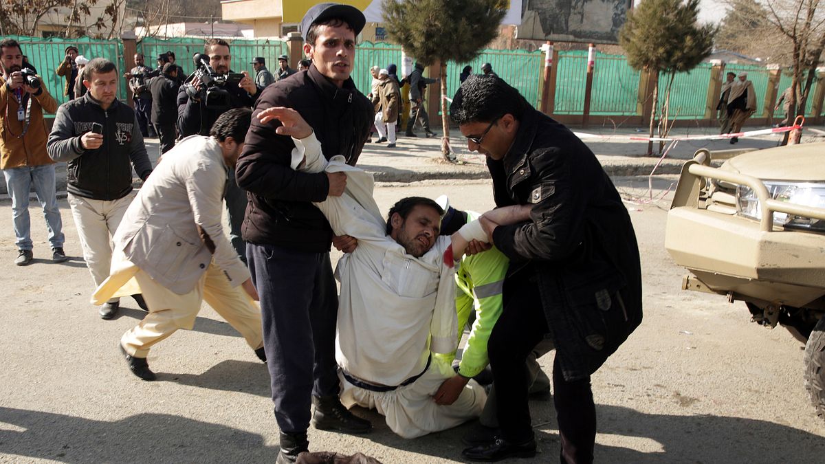 2018年1月27日,阿富汗首都喀布爾(Kabul)舊內政部大樓附近發生自殺式汽車炸彈攻擊,造成慘重死傷(AP) 2018年1月27日,阿富汗首都喀布爾(Kabul)舊內政部大樓附近發生自殺式汽車炸彈攻擊,造成慘重死傷(AP)