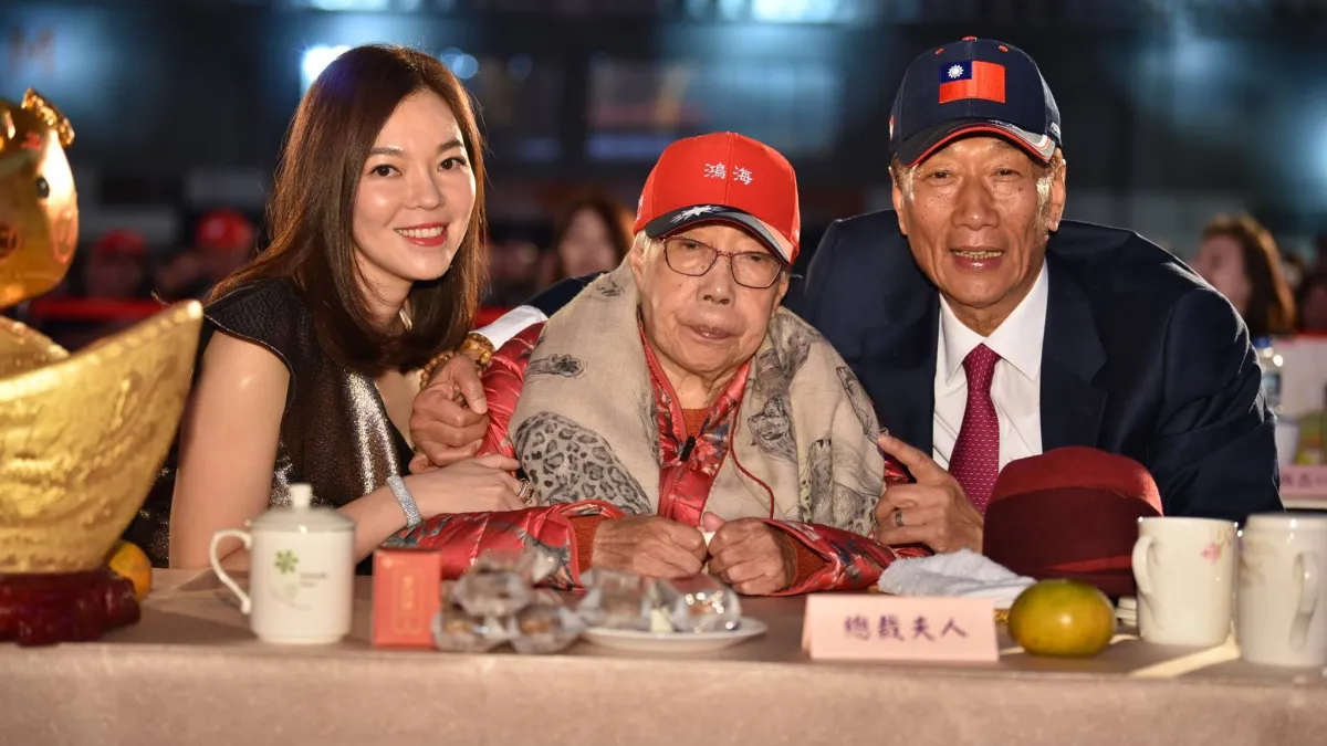 鴻海創辦人郭台銘與母親初永真感情深厚,左起妻子曾馨瑩、母親初永真與郭台銘。(圖取自郭台銘臉書)
