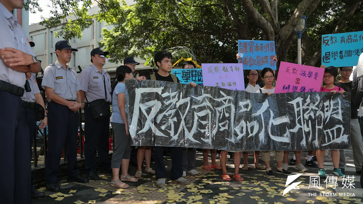 「反教盟撒冥紙血淚控訴窮死學生」記者會。(余志偉攝) 「反教盟撒冥紙血淚控訴窮死學生」記者會。(余志偉攝)