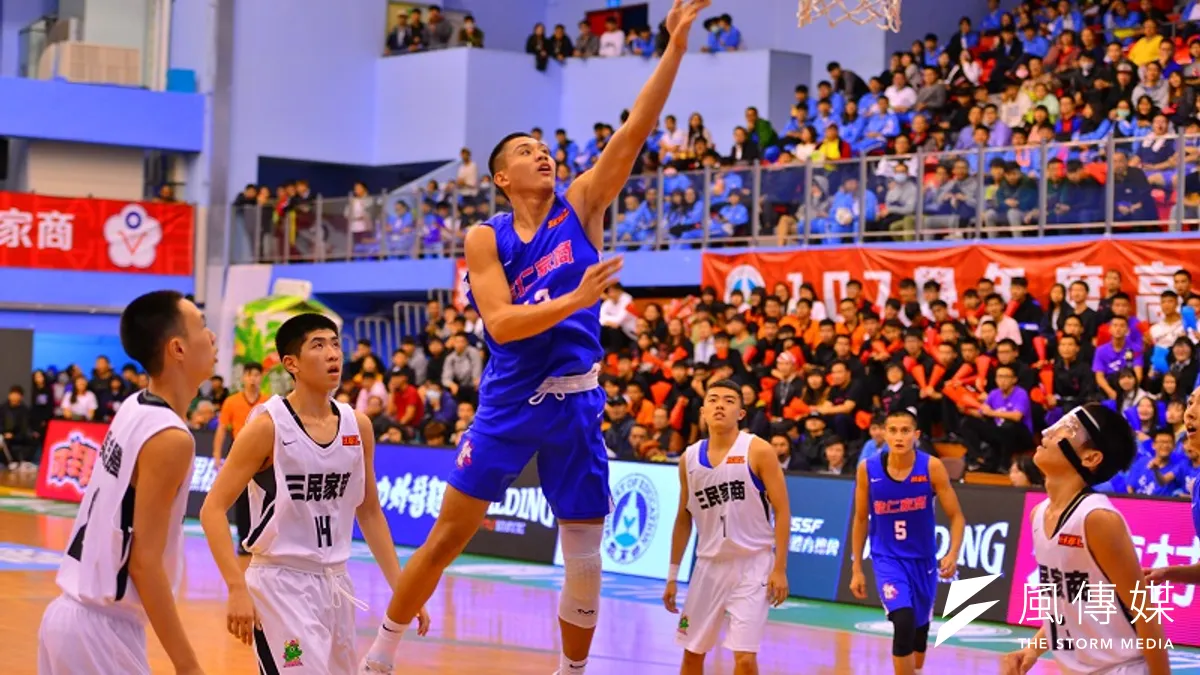 能仁家商在下半場開始進行全場壓迫,三民家商在頻頻發生失誤的情況下讓分差不斷擴大,最終讓能仁以119比60輕鬆取勝。 (金茂勛攝) 能仁家商在下半場開始進行全場壓迫,三民家商在頻頻發生失誤的情況下讓分差不斷擴大,最終讓能仁以119比60輕鬆取勝。 (金茂勛攝)