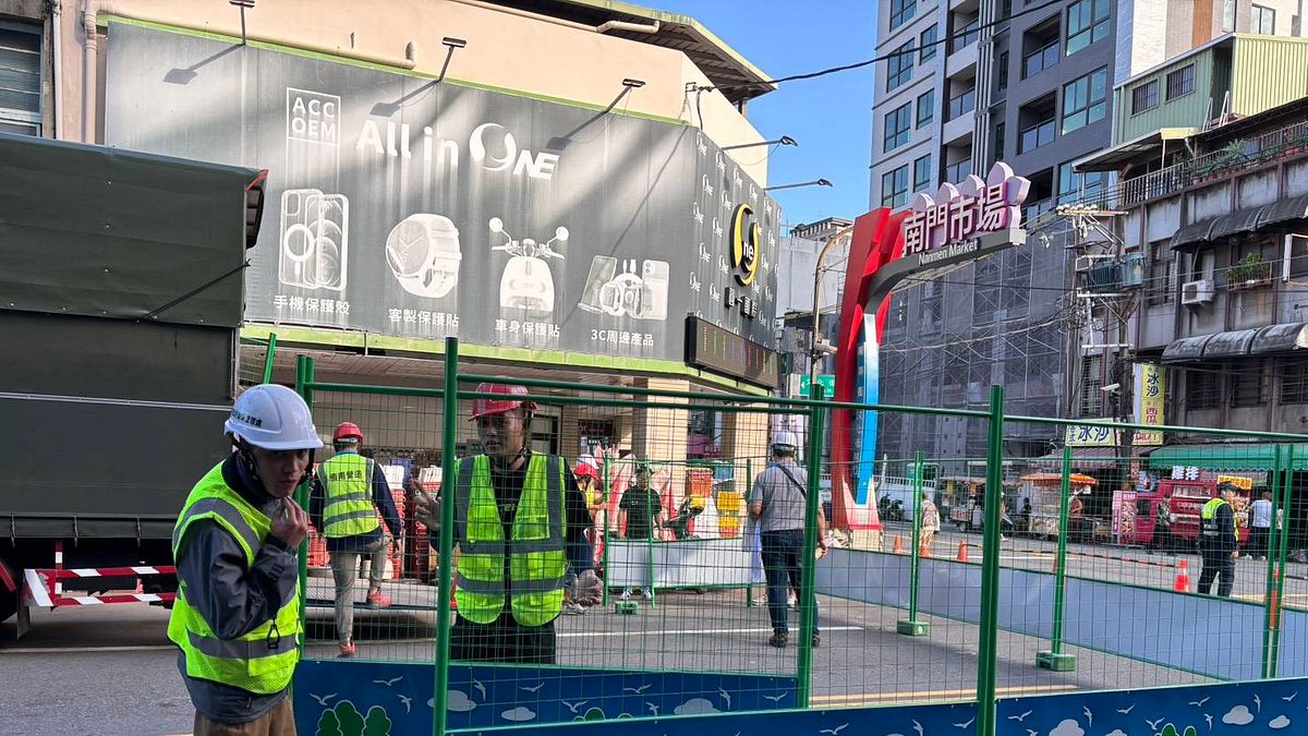 桃市府拆除損毀的南門市場,周邊道路將進行為期20天的交通管制。(圖/桃園市政府經發局提供) 桃市府拆除損毀的南門市場,周邊道路將進行為期20天的交通管制。(圖/桃園市政府經發局提供)