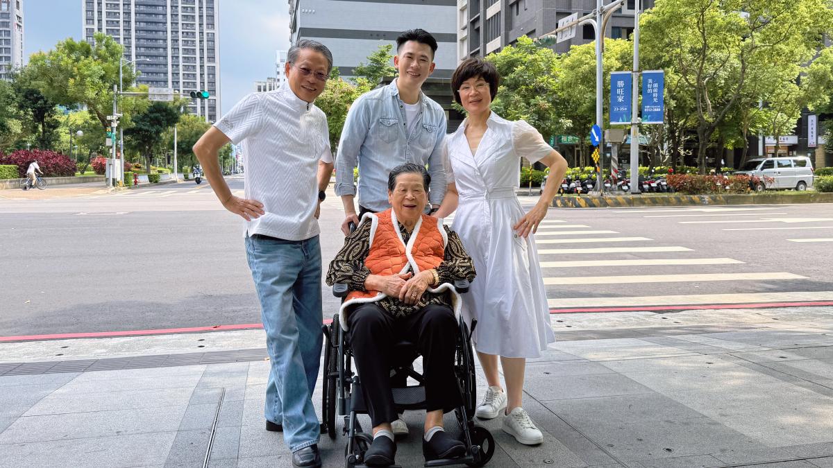 買菜顧健康也顧安全!新北攜手人氣營養師Sunny 祖孫三代上街宣導交通安全