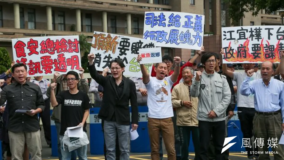 頂新集團旗下的頂率開發,因土地抵押貸款65億元到期未清償,債權銀行兆豐今天已經向台北地方法院遞件,聲請假扣押,圖為民團到行政院抗議頂新圖片。(資料照片,余志偉攝)