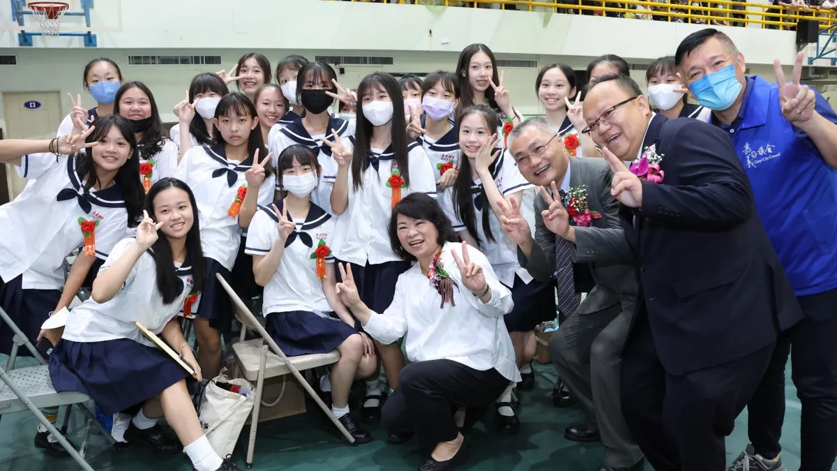 黃敏惠市長與畢業生合影。(圖/嘉義市政府提供)