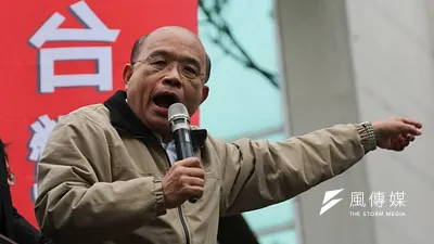 公民正義聯盟總召集人孫健萍3日率群眾前往民進黨部下戰帖,要求與民進黨主席蘇貞昌公開辯論。(余志偉攝)