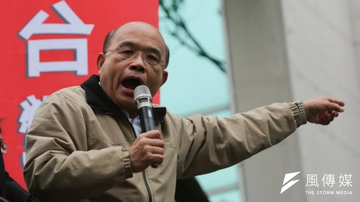 公民正義聯盟總召集人孫健萍3日率群眾前往民進黨部下戰帖,要求與民進黨主席蘇貞昌公開辯論。(余志偉攝)