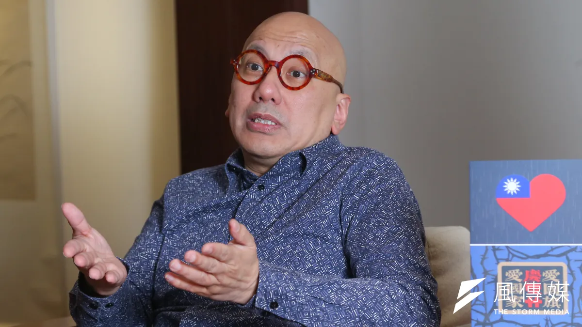 松濤社負責人宋緒康(見圖)主辦民間國慶活動「愛國旗、愛國家」,邀請函上呈現了今年活動的意象,即中華民國國旗在暴雨和荊棘裡傲立。(顏麟宇攝)