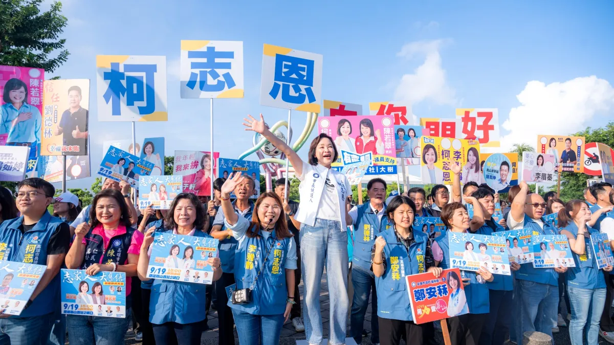 高雄市長候選人柯志恩一早與30多位黨籍議員及候選人前往衛武營前路口拜票,向上班、上課市民問早請安,展現團結氣勢。(圖/柯志恩競選總部提供)