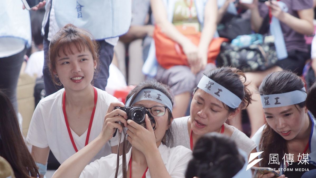 南京東路華航分公司現場,持續有空服加入抗爭。(曾原信攝) 南京東路華航分公司現場,持續有空服加入抗爭。(曾原信攝)