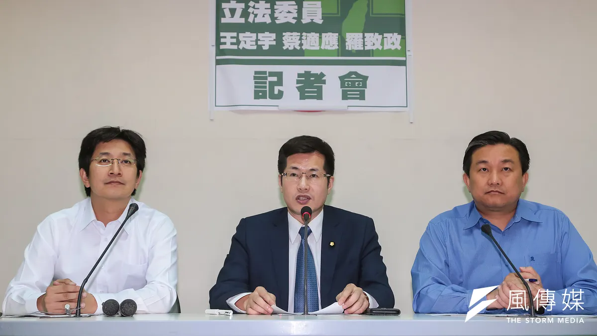 民進黨立委蔡適應、羅致政、王定宇19日於出發太平島前召開記者會說明,批評因國民黨立委江啟臣助理要隨行,導致綠委只有3人能前往。(顏麟宇攝) 民進黨立委蔡適應、羅致政、王定宇19日於出發太平島前召開記者會說明,批評因國民黨立委江啟臣助理要隨行,導致綠委只有3人能前往。(顏麟宇攝)