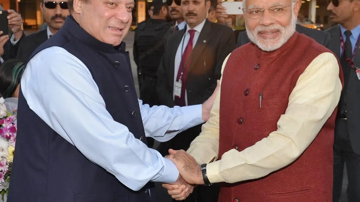 印度總理莫迪(右)25日突訪巴基斯坦,與巴國總理夏立夫會面。當天也是夏立夫的66歲大壽。(美聯社)