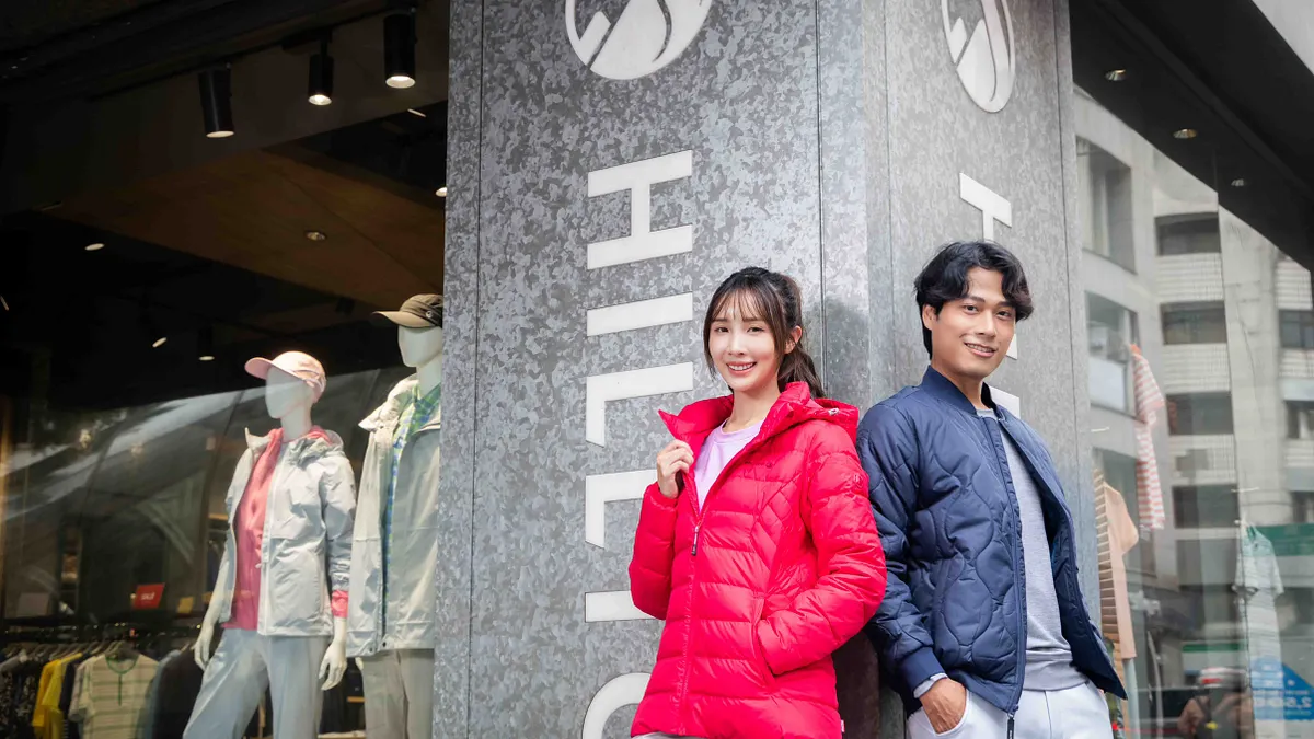 圖二:Hilltop山頂鳥秋冬外套主推GORE-TEX的WINDSTOPPER特殊布料,能抵禦強風,又兼具保暖與透氣機能,特別適合山區旅行或運動時穿著。 圖二:Hilltop山頂鳥秋冬外套主推GORE-TEX的WINDSTOPPER特殊布料,能抵禦強風,又兼具保暖與透氣機能,特別適合山區旅行或運動時穿著。