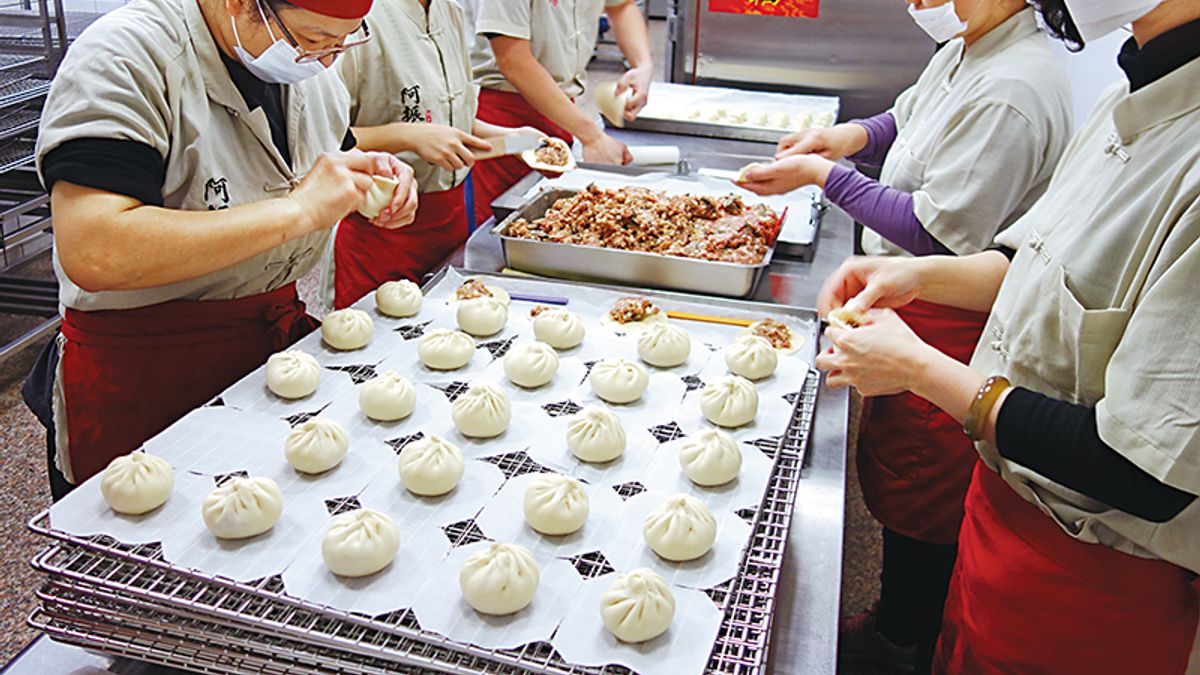 手工包肉餡,是阿振肉包每位員工的基本功。(圖/天下雜誌提供) 手工包肉餡,是阿振肉包每位員工的基本功。(圖/天下雜誌提供)