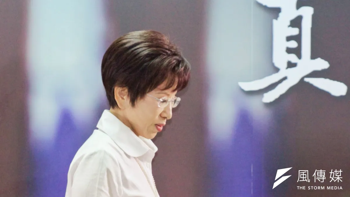 洪秀柱官方Line在7日深夜發訊,「很抱歉這麼晚傳line給大家,今夜想必大家都不好睡吧?抱歉,秀柱讓大家擔心了!」(曾原信攝)