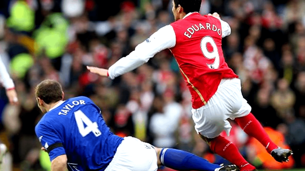 訓練或比賽中等運動時發生的傷害,稱為外科性運動傷害,大致上可分為急性運動傷害與慢性運動傷害。(取自youtube) 訓練或比賽中等運動時發生的傷害,稱為外科性運動傷害,大致上可分為急性運動傷害與慢性運動傷害。(取自youtube)