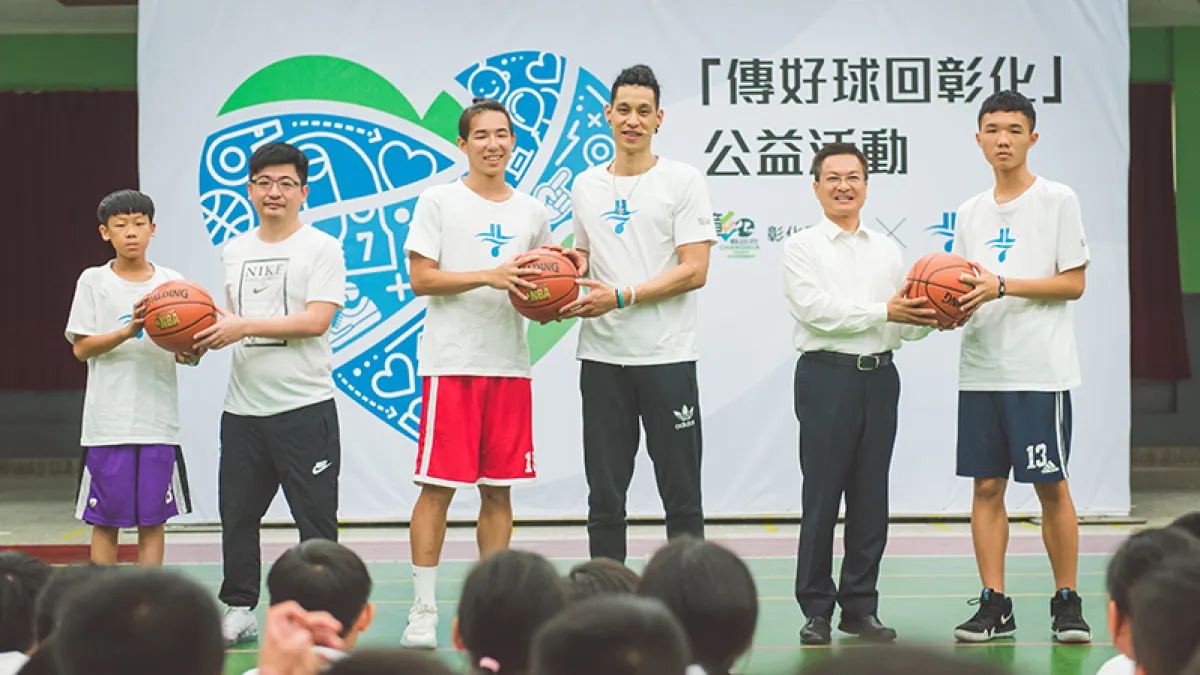 林書豪台灣行來到父親的故鄉彰化,與彰化高中、溪湖國中球員進行「好球傳回彰化」的分享活動,勉勵同學全能發展自己。(圖/創異國際行銷)