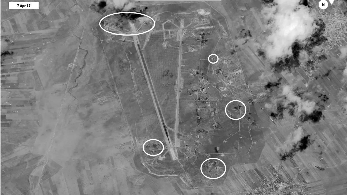 美國海軍7日公佈空襲敘利亞後的衛星照片,照片標示說明顯示,敘利亞謝拉特空軍基地多處飛機掩體在空襲後損毀,但照片並未明顯標示出任何飛機殘骸。(圖片取自美國海軍官網)