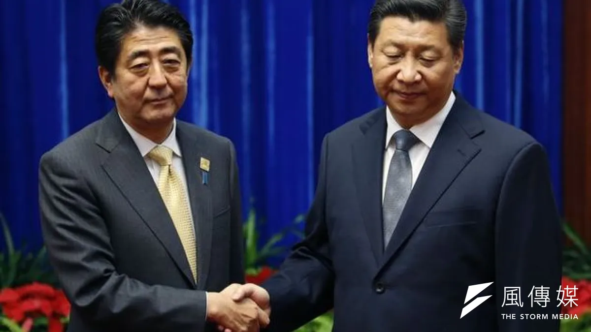 APEC峰會上,中國國家主席習近平(右)沒給日本首相安倍晉三(左)好臉色,讓這場會面的氣氛尷尬不已。(美聯社)