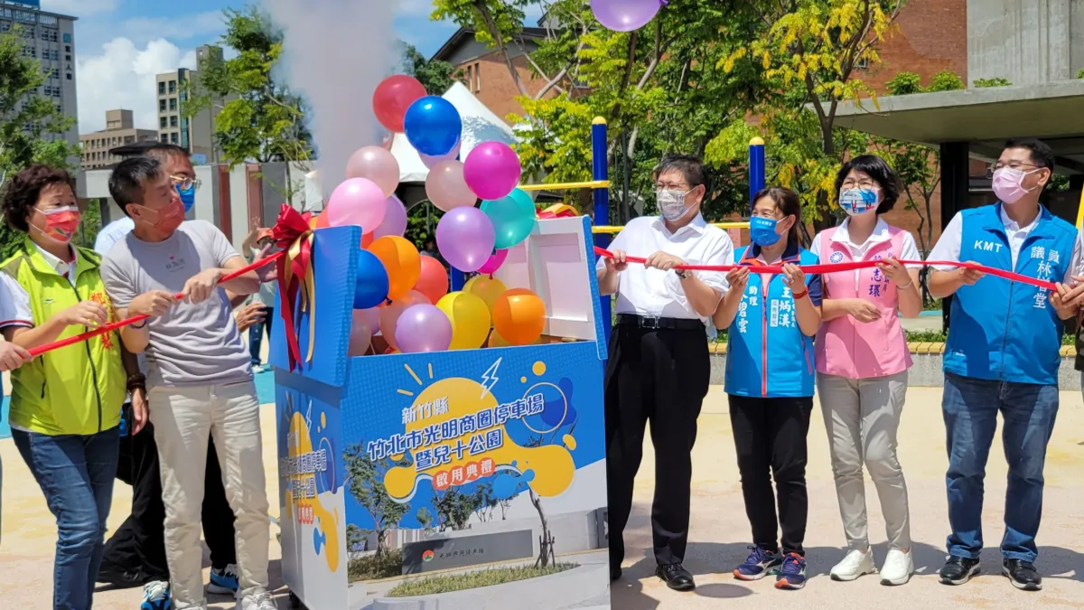 新竹縣長楊文科與地方民代11日共同啟用竹北停6地下停車場暨兒十公園。(圖/方詠騰攝)