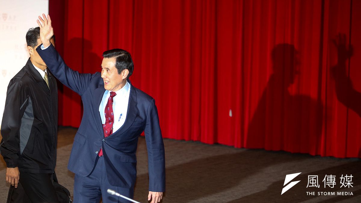 前總統馬英九遭起訴後,出席第一屆台大哈佛論壇開幕式,演講完後向與會者揮別。(陳明仁攝) 前總統馬英九遭起訴後,出席第一屆台大哈佛論壇開幕式,演講完後向與會者揮別。(陳明仁攝)