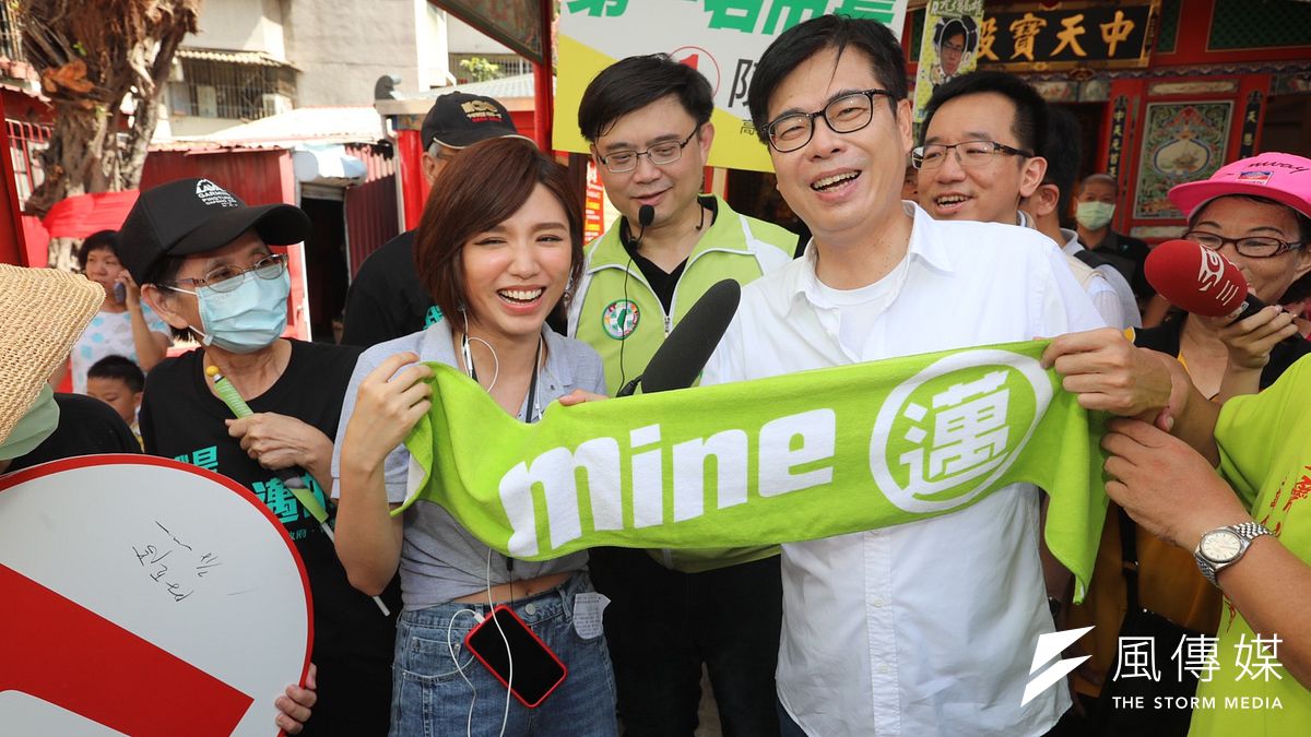陳其邁披掛「Mine邁」毛巾在小港二苓市場拜票,受到民眾熱情合影,競總則再度重申國巨董事長陳泰銘昨日說過的話,國巨大發擴廠案是前行政院副院長陳其邁任內力邀下促成,請李眉蓁不要誤導視聽。(圖/徐炳文) 陳其邁披掛「Mine邁」毛巾在小港二苓市場拜票,受到民眾熱情合影,競總則再度重申國巨董事長陳泰銘昨日說過的話,國巨大發擴廠案是前行政院副院長陳其邁任內力邀下促成,請李眉蓁不要誤導視聽。(圖/徐炳文)