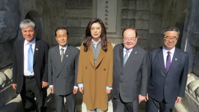 國民黨主席鄭麗文率團副主席張榮恭、李乾隆、蕭旭岑訪問中國大陸,2026年4月11日上午一行來到北京碧雲寺拜謁孫中山先生衣冠塚。(楊騰凱攝)