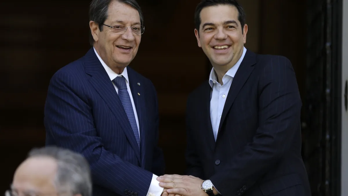 賽普勒斯總統阿納斯塔夏季斯(Nicos Anastasiades)(左)與希臘總理齊普拉斯(右)(美聯社)