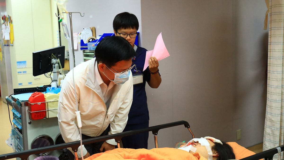 台中市逢甲商圈18日發生瓦斯氣爆意外,台中市長林佳龍(左一)至醫院探視傷者。(台中市政府提供) 台中市逢甲商圈18日發生瓦斯氣爆意外,台中市長林佳龍(左一)至醫院探視傷者。(台中市政府提供)