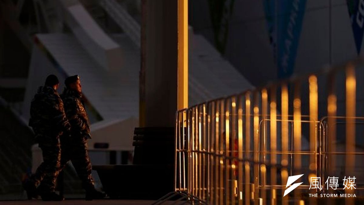 維安人員正在場館巡邏,恐怖攻擊威脅讓索契冬奧的氣氛詭譎(美聯社) 維安人員正在場館巡邏,恐怖攻擊威脅讓索契冬奧的氣氛詭譎(美聯社)