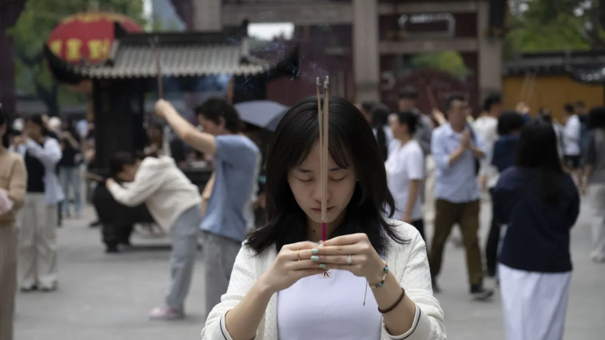 一位年輕女子在寺廟祈福。(Gilles Sabrié for WSJ)