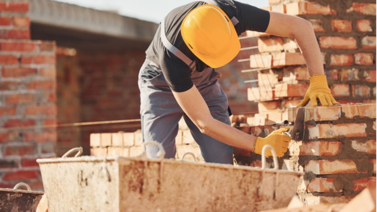 作者指出,政府一旦把法定退休延,不僅哀號四起又引起反彈強烈,面對此種困境,便須重視社會保險的自救與改革。(圖/shutterstock) 作者指出,政府一旦把法定退休延,不僅哀號四起又引起反彈強烈,面對此種困境,便須重視社會保險的自救與改革。(圖/shutterstock)