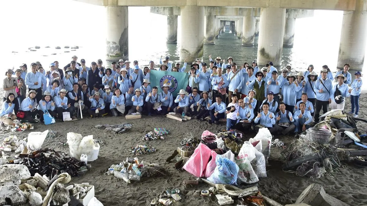 台江公園百人淨灘 撿了約500公斤垃圾