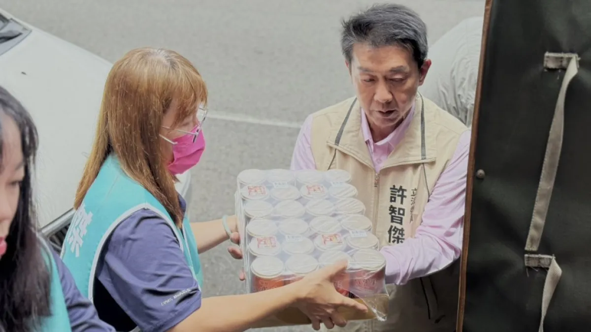 立委許智傑媒合民間企業共同募集包含泡麵50箱、水70箱以及八寶粥等罐頭1600多份等生活所需物資,並與團隊共同搬運上車。(圖/許智傑服務處提供)