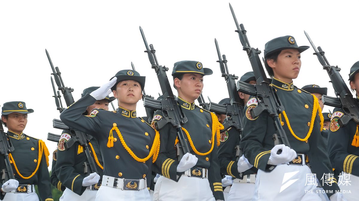 軍方高員表示,現已針對相關政策進行檢討,未來女性官、士、兵在退伍後,將和男性一樣,同樣要面對後備軍人召集、動員的情況。(資料照,顏麟宇攝) 軍方高員表示,現已針對相關政策進行檢討,未來女性官、士、兵在退伍後,將和男性一樣,同樣要面對後備軍人召集、動員的情況。(資料照,顏麟宇攝)
