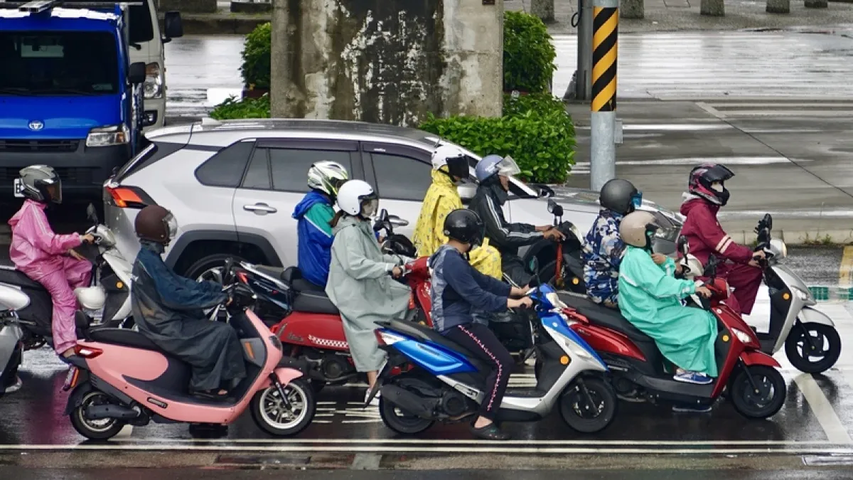 巴威颱風強勢逼近台灣,北部地區首當其衝。台北市、新北市、基隆市及桃園市達成共識,宣布今(10)日停止上班上課。。(圖/中央社記者董俊志攝)