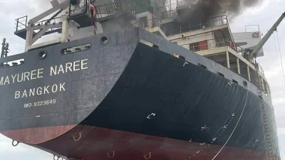 2026年3月11日,這張由泰國皇家海軍發布的照片顯示,泰國貨輪「Mayuree Naree」在荷莫茲海峽遇襲起火。(美聯社)