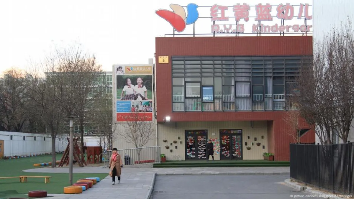 隨著虐童事件更多細節曝光,中國北京紅黃藍幼兒園被無數網民放到放大鏡下檢視,但仍有很多謎團未被解開。鑑於事件引發廣泛討論,當局展開對幼兒園的徹查行動,但一些最新「消息」卻被當局快速和諧。(德國之聲)