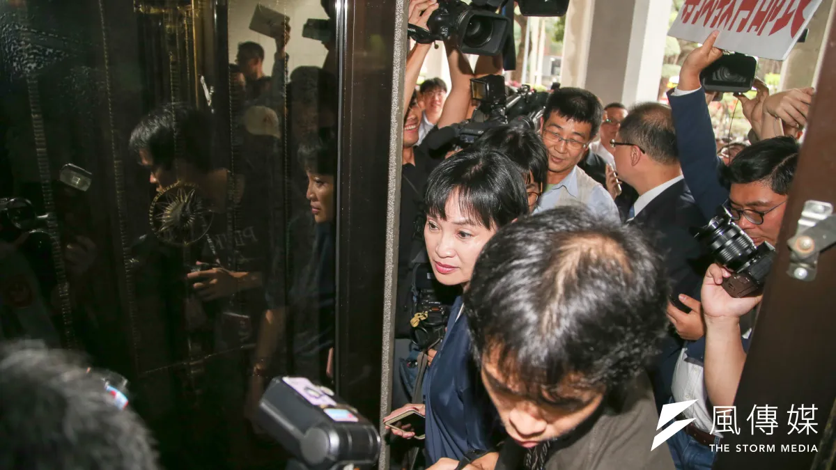 國民黨立委柯志恩(中)等人,今直搗教育部部長室,找部長吳茂昆。教育部一度還把大門關起來。(陳明仁攝)