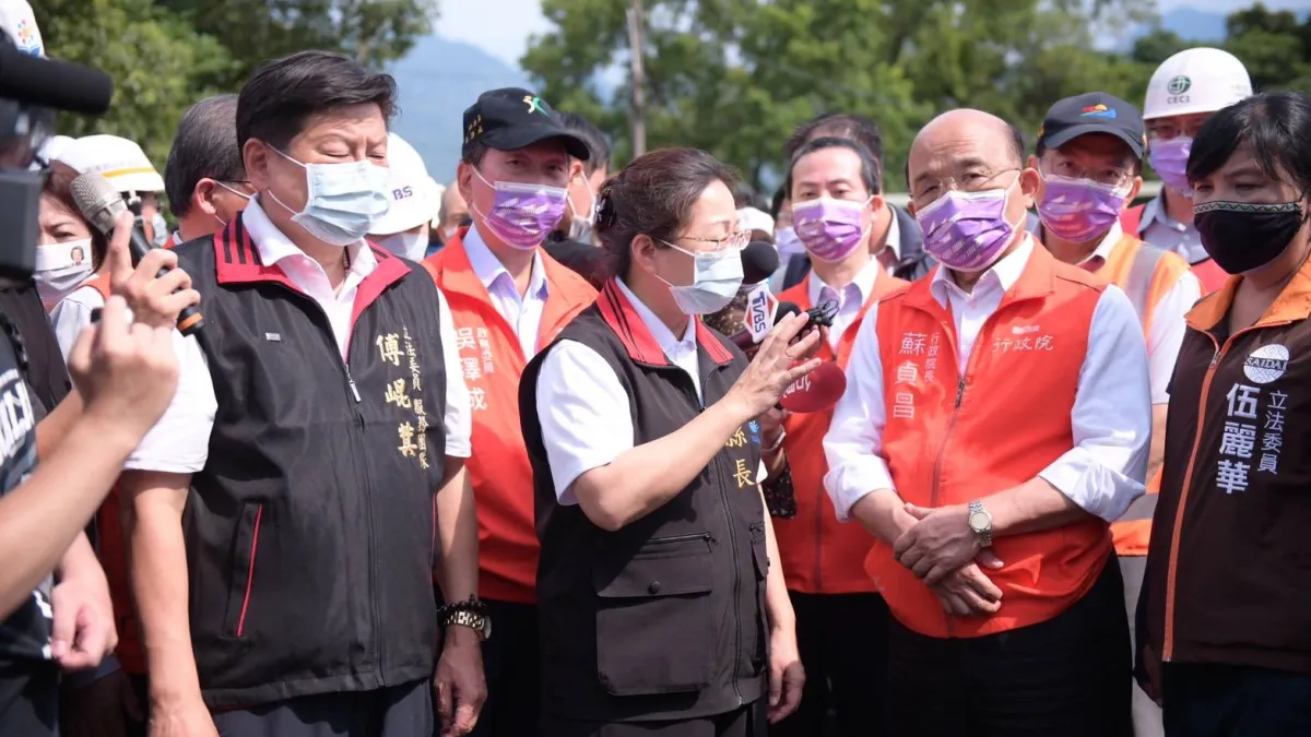 前行政院長蘇貞昌南下勘災,花蓮縣長徐榛蔚與立委傅崐萁向中央爭取協助。(圖/花蓮縣政府提供)