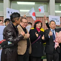 中国から制裁を受けている日本維新の会の石平参院議員(左から4人目)。1月6日、台北松山空港にて独立派団体のメンバーらに囲まれ、演説を行った。(写真/印太戦略シンクタンク提供) 中国から制裁を受けている日本維新の会の石平参院議員(左から4人目)。1月6日、台北松山空港にて独立派団体のメンバーらに囲まれ、演説を行った。(写真/印太戦略シンクタンク提供)