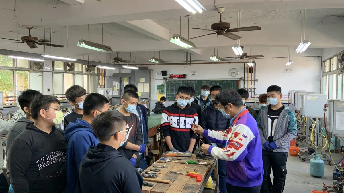 台中高工冷凍空調科主任沈志秋,帶領學生寒假期間於冷凍空調科實習工場提供台中各校對冷凍空調有興趣的國中生相關課程。(圖/台中市政府)