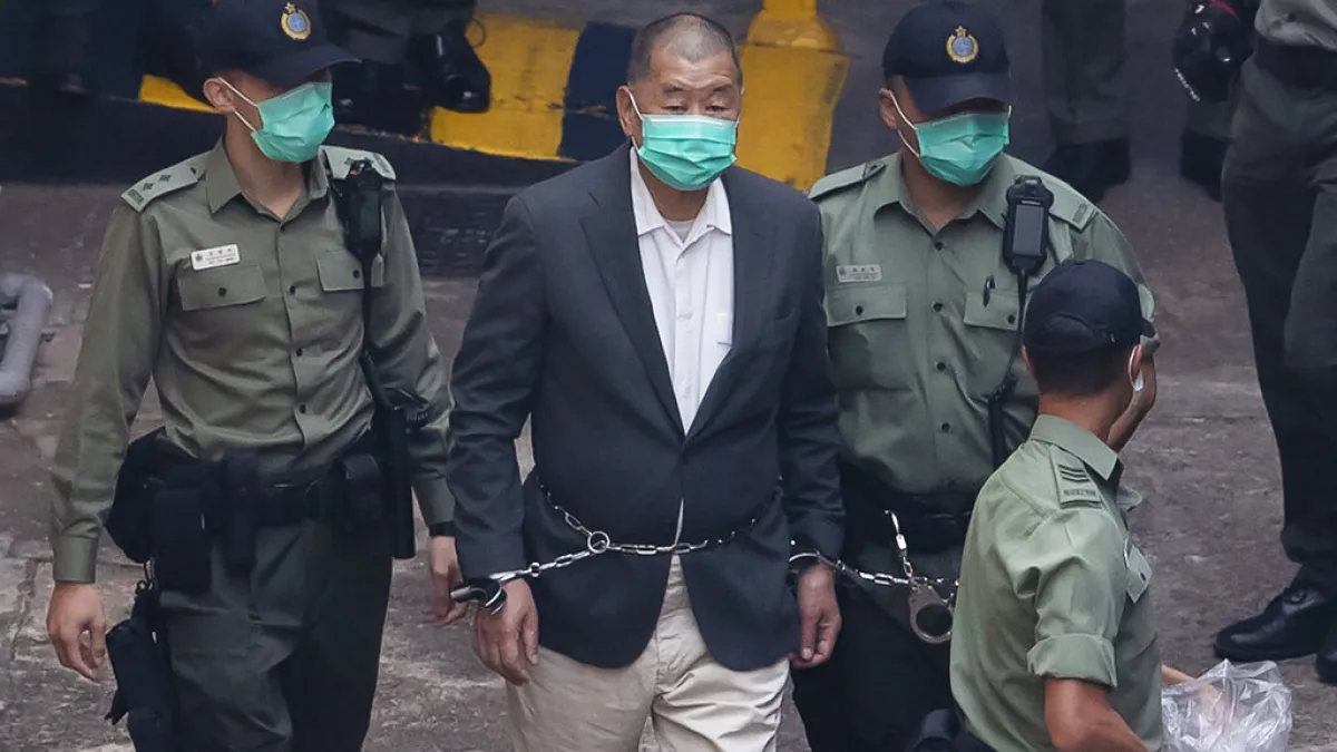 壹傳媒創辦人黎智英被上銬送往法院出庭。(美聯社)