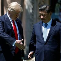 米中首脳会談2日目、アメリカのトランプ大統領と中国の習近平国家主席が7日、フロリダ州マーアーラゴで散歩(AP) 米中首脳会談2日目、アメリカのトランプ大統領と中国の習近平国家主席が7日、フロリダ州マーアーラゴで散歩(AP)