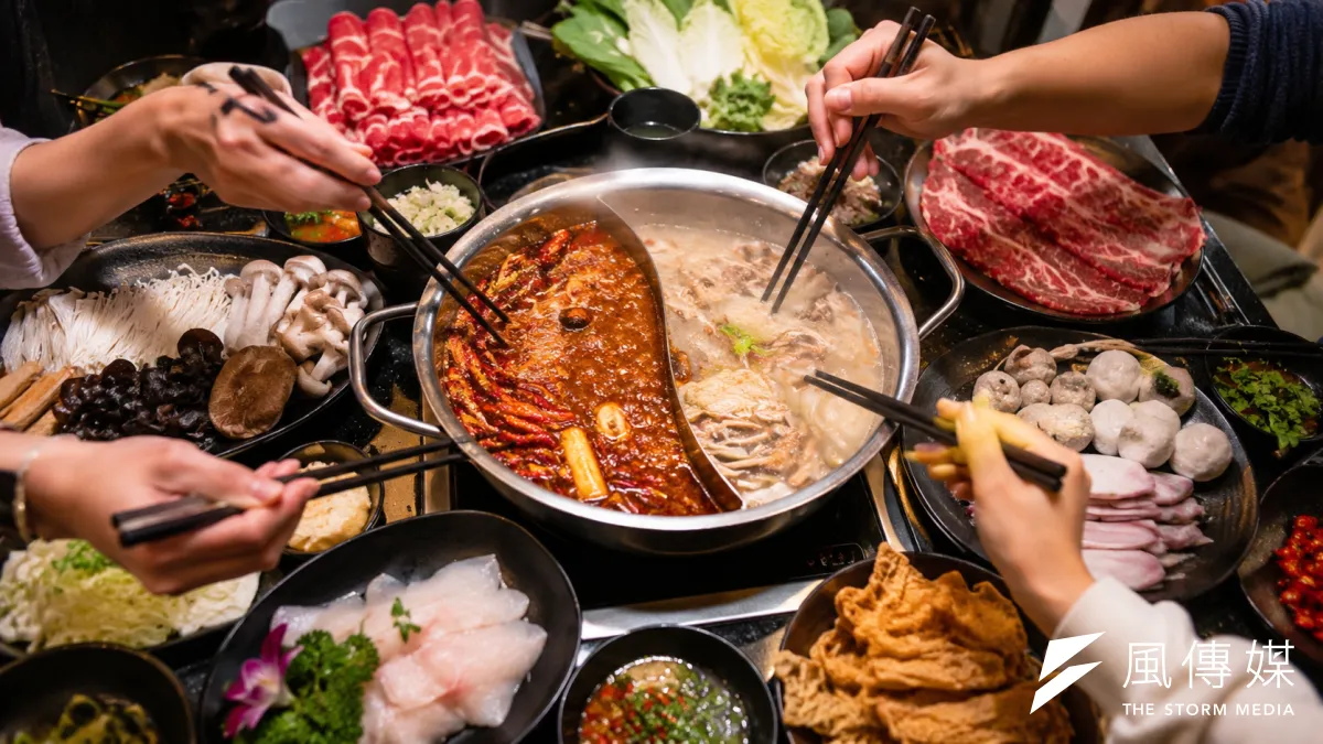 全台餐飲與連鎖火鍋品牌紛紛祭出超狂的證件與姓名促銷,王品牛排推出姓名有「王」或「玉」字邊即免費款待千元龍蝦鮑魚雙饗;初殿鍋物針對民國70至89年出生的七八年級生直接送70顆蛤蠣;馬辣則憑指定號碼全桌升級XXL大蛤吃到飽。(示意圖,AI生成)