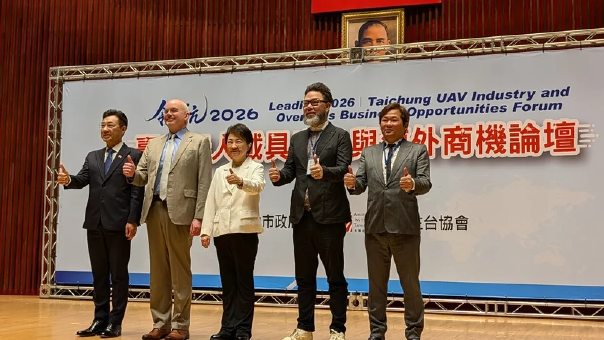 台中市政府舉辦「領航2026-台中無人載具產業與海外商機論壇」,台中市長盧秀燕(中)、美國在台協會(AIT)處長谷立言(左2)、立法院副院長江啟臣(左)與相關產業業者出席。(資料照,中央社)