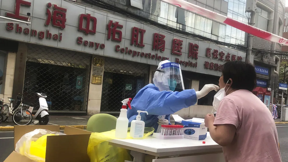 在上海高壓封控的政策下,近半數外國人表示1年內將離開上海,高達85%的外國人重新思考在中國的未來。(資料照,美聯社)
