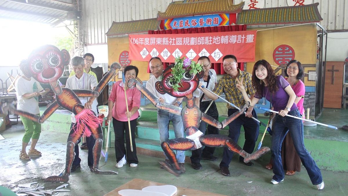 屏東縣府城鄉處帶領社規師學員以屏東地名「阿猴」作為意象,分組合力製作6隻約200公分大的猴子戲偶。(圖/屏東縣政府城鄉發展處提供) 屏東縣府城鄉處帶領社規師學員以屏東地名「阿猴」作為意象,分組合力製作6隻約200公分大的猴子戲偶。(圖/屏東縣政府城鄉發展處提供)