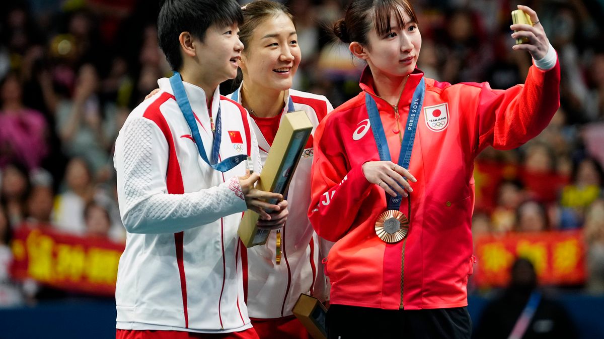 巴黎奧運中國轉播到位,台灣却泰半看不到,讓民眾忿忿不平。圖為巴黎奧運女單桌球中國隊陳夢(中)奪金、中國隊孫穎莎(左)奪銀、日本隊早田希娜(右)奪下銅牌。(美聯社) 巴黎奧運中國轉播到位,台灣却泰半看不到,讓民眾忿忿不平。圖為巴黎奧運女單桌球中國隊陳夢(中)奪金、中國隊孫穎莎(左)奪銀、日本隊早田希娜(右)奪下銅牌。(美聯社)